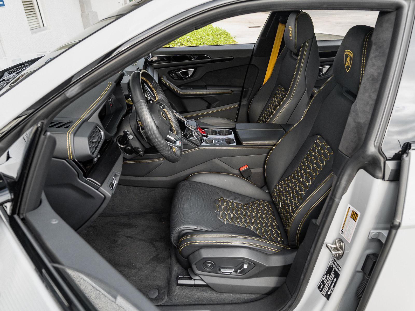 Used 2022 Lamborghini Urus AWD/4WD image 45