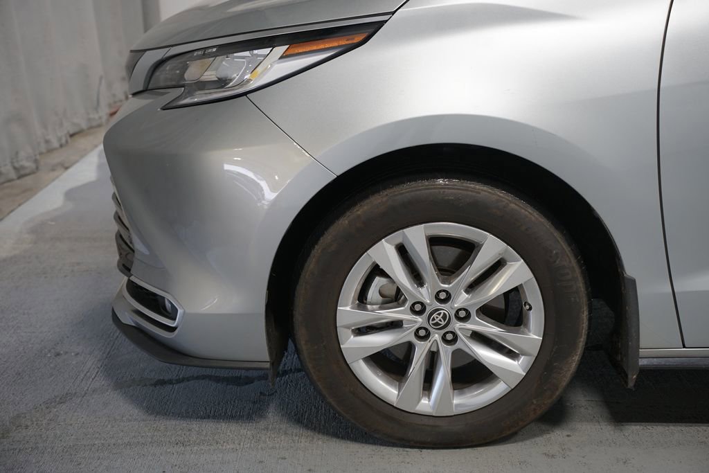 Used 2023 Toyota Sienna Limited image 5