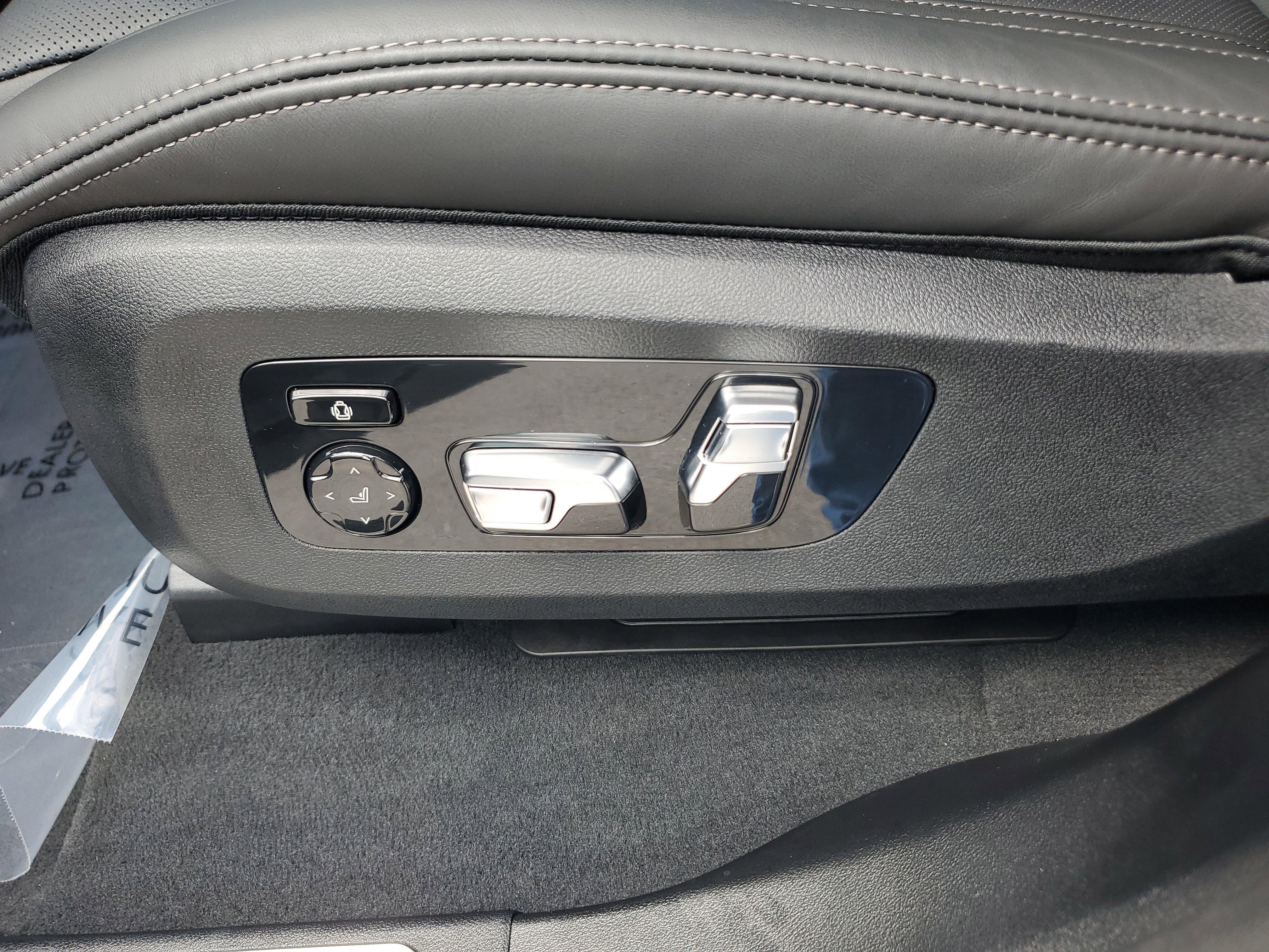 Used 2025 BMW X7 M60i w/ Executive Package image 14