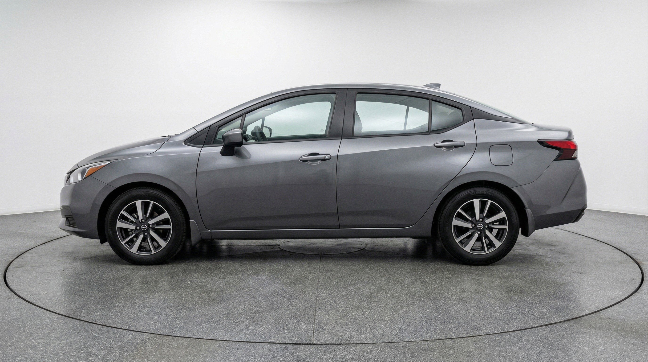 Used 2025 Nissan Versa SV image 5