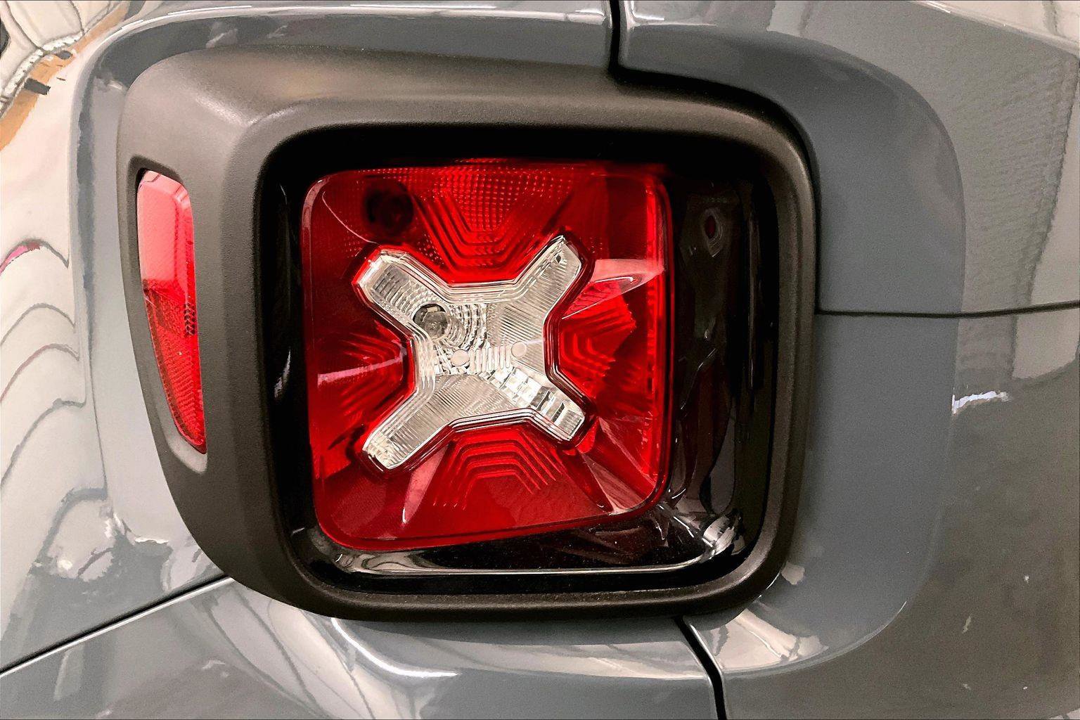 Used 2018 Jeep Renegade Altitude image 28