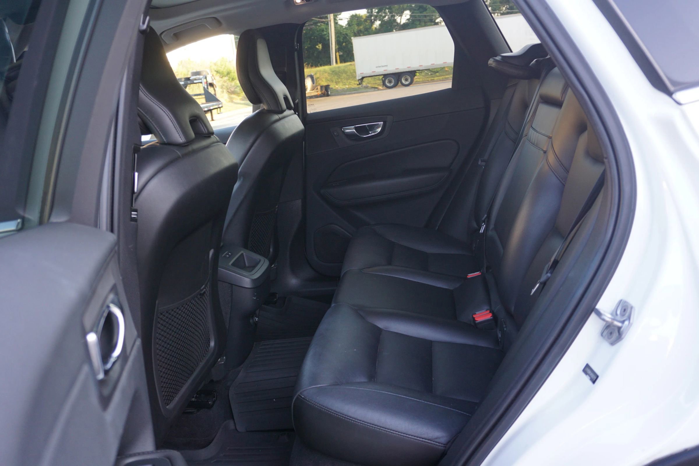 Used 2019 Volvo XC60 T5 Momentum w/ Multimedia Package image 19