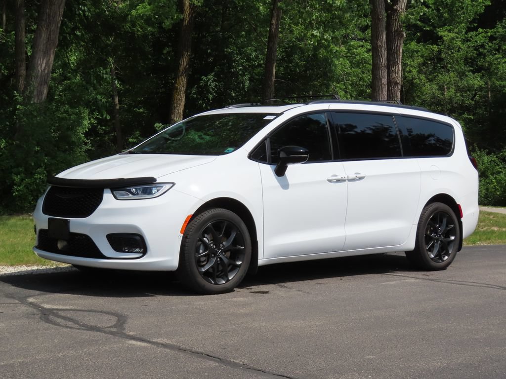 Used 2024 Chrysler Pacifica Limited w/ Uconnect Theater Family Group AWD/4WD image 9