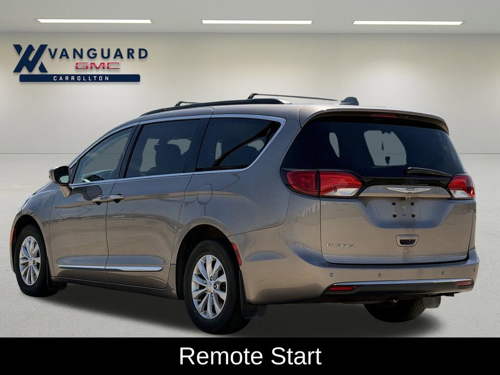 Used 2017 Chrysler Pacifica Touring-L FWD image 7
