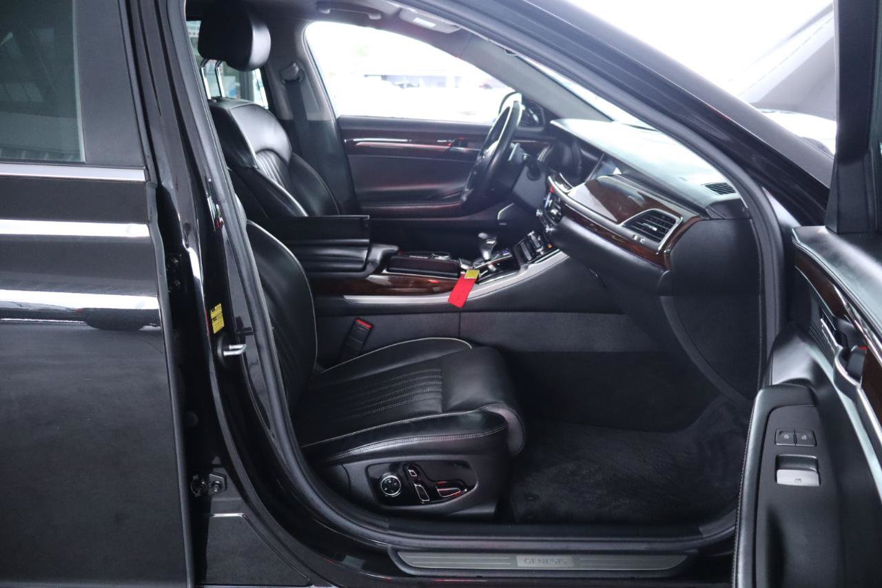 Used 2018 Genesis G90 3.3T Premium RWD image 38