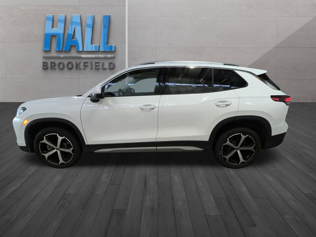 Certified 2025 Volkswagen Tiguan SE image 3