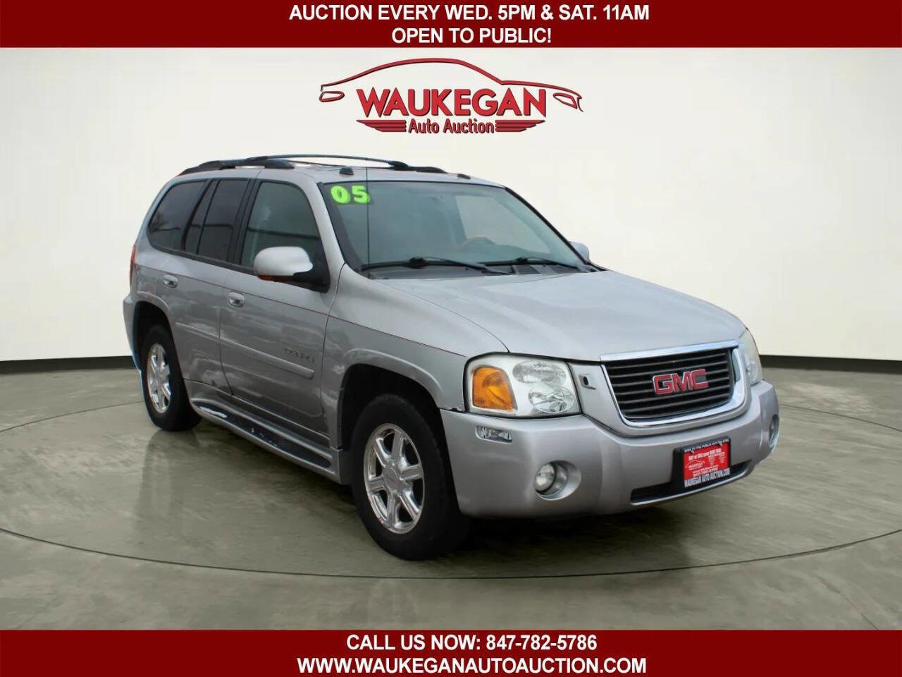 Used 2005 GMC Envoy Denali image 2