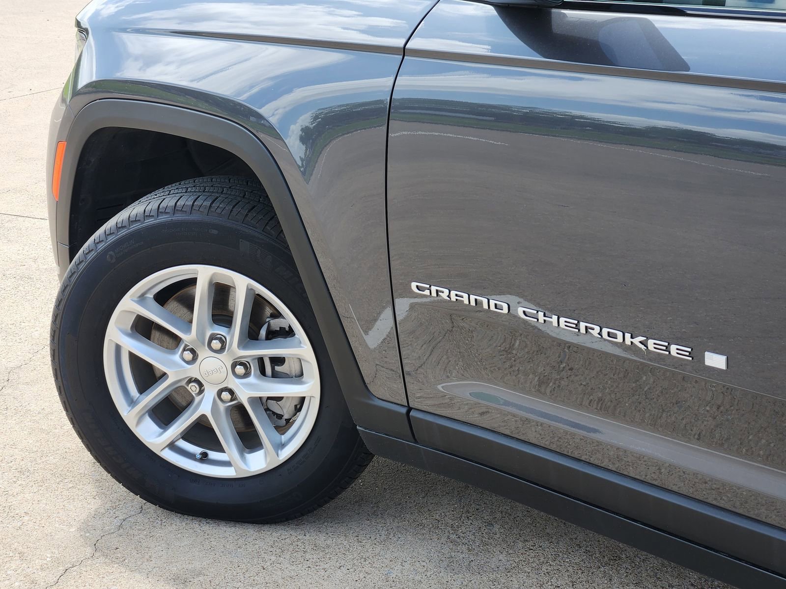 New 2025 Jeep Grand Cherokee L Laredo w/ Luxury Tech Group I RWD image 17