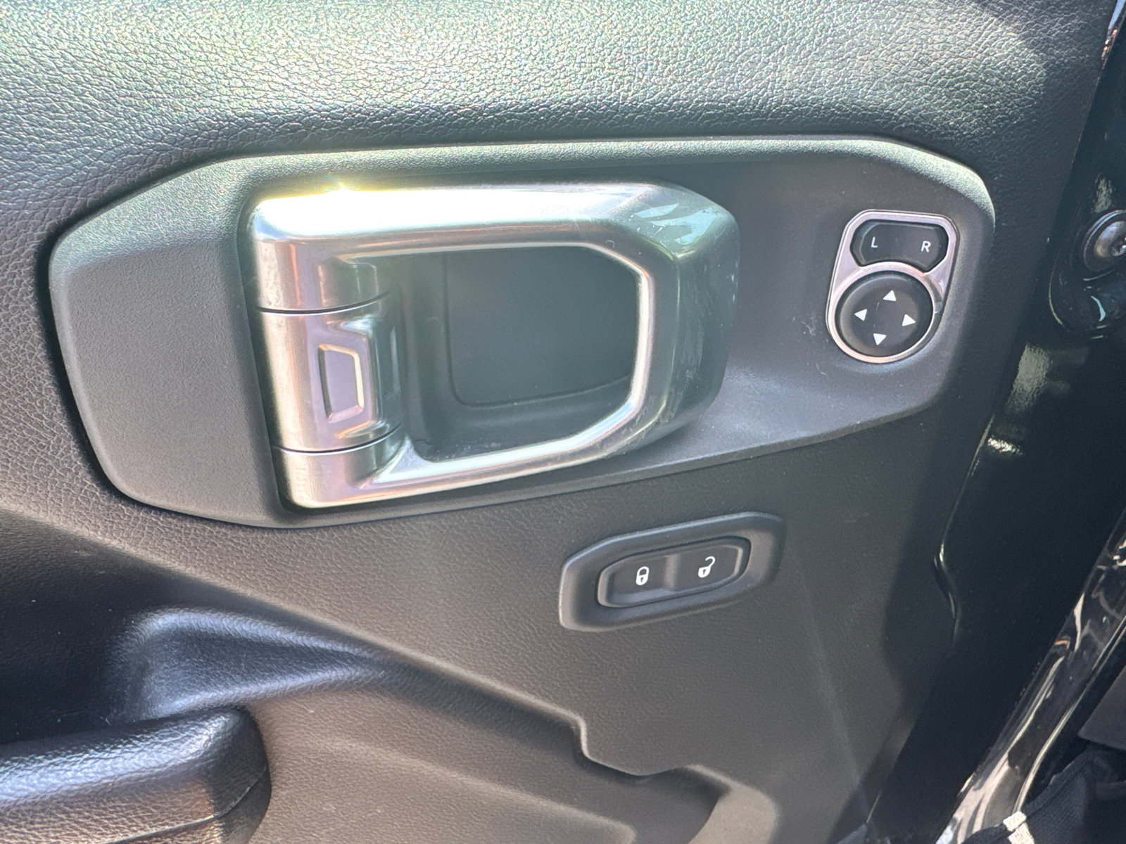 Used 2025 Jeep Wrangler Sport AWD/4WD image 12
