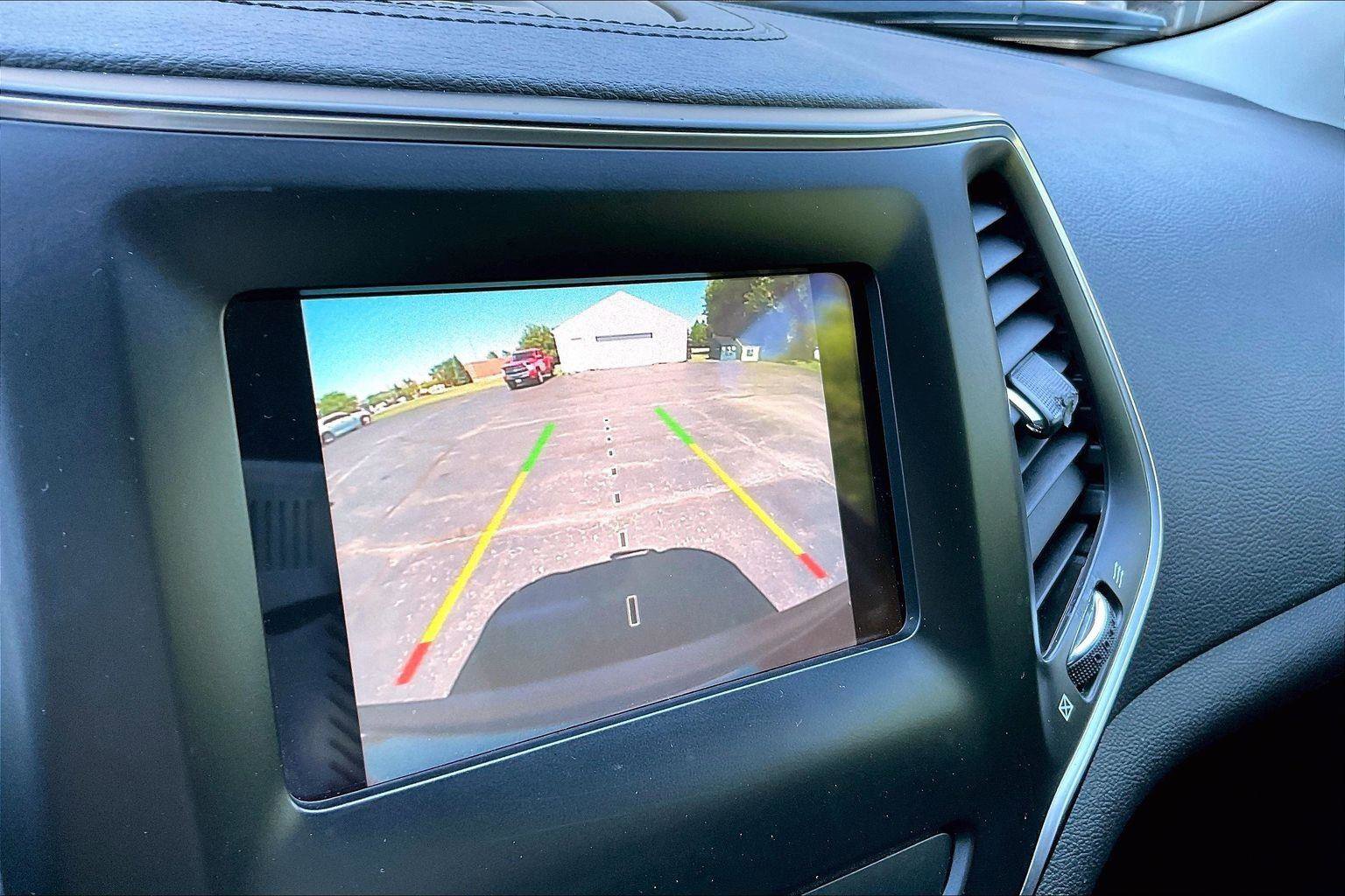 Used 2020 Jeep Cherokee Latitude Plus w/ Cold Weather Group AWD/4WD image 21