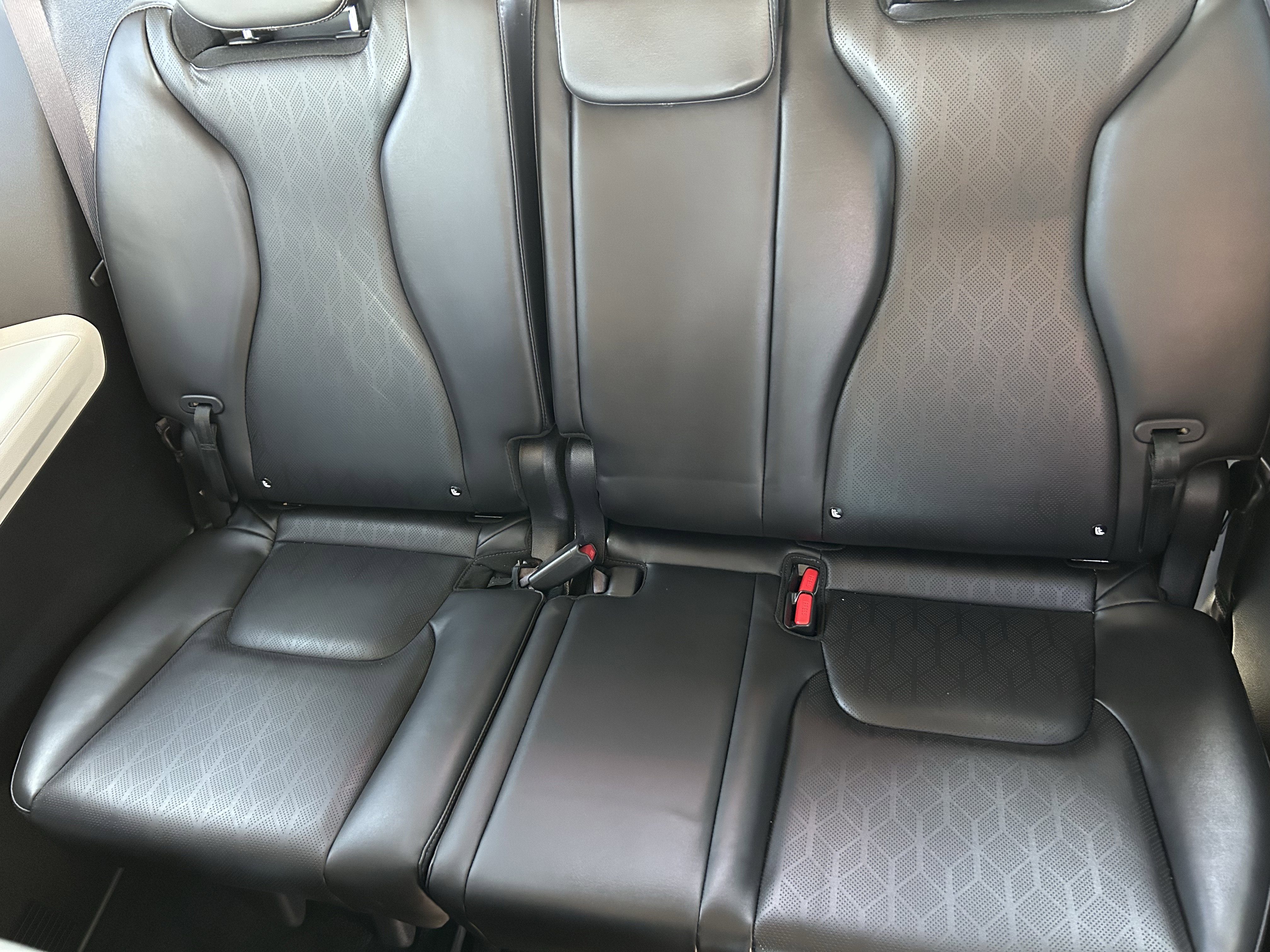 Used 2024 Kia Carnival EX image 17