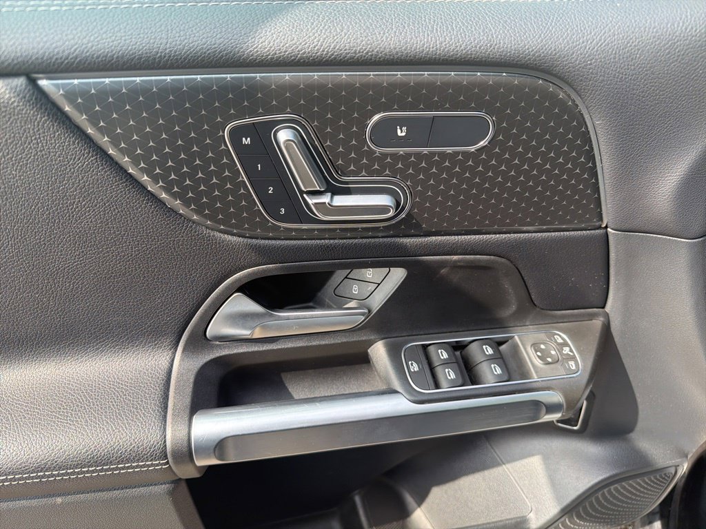 Used 2025 Mercedes-Benz GLB 250 image 27
