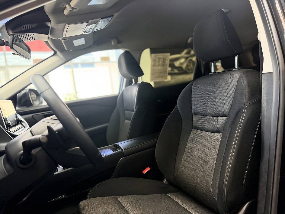 Used 2025 Nissan Rogue SV FWD image 6