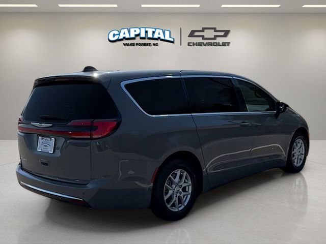 Used 2025 Chrysler Pacifica Select image 5
