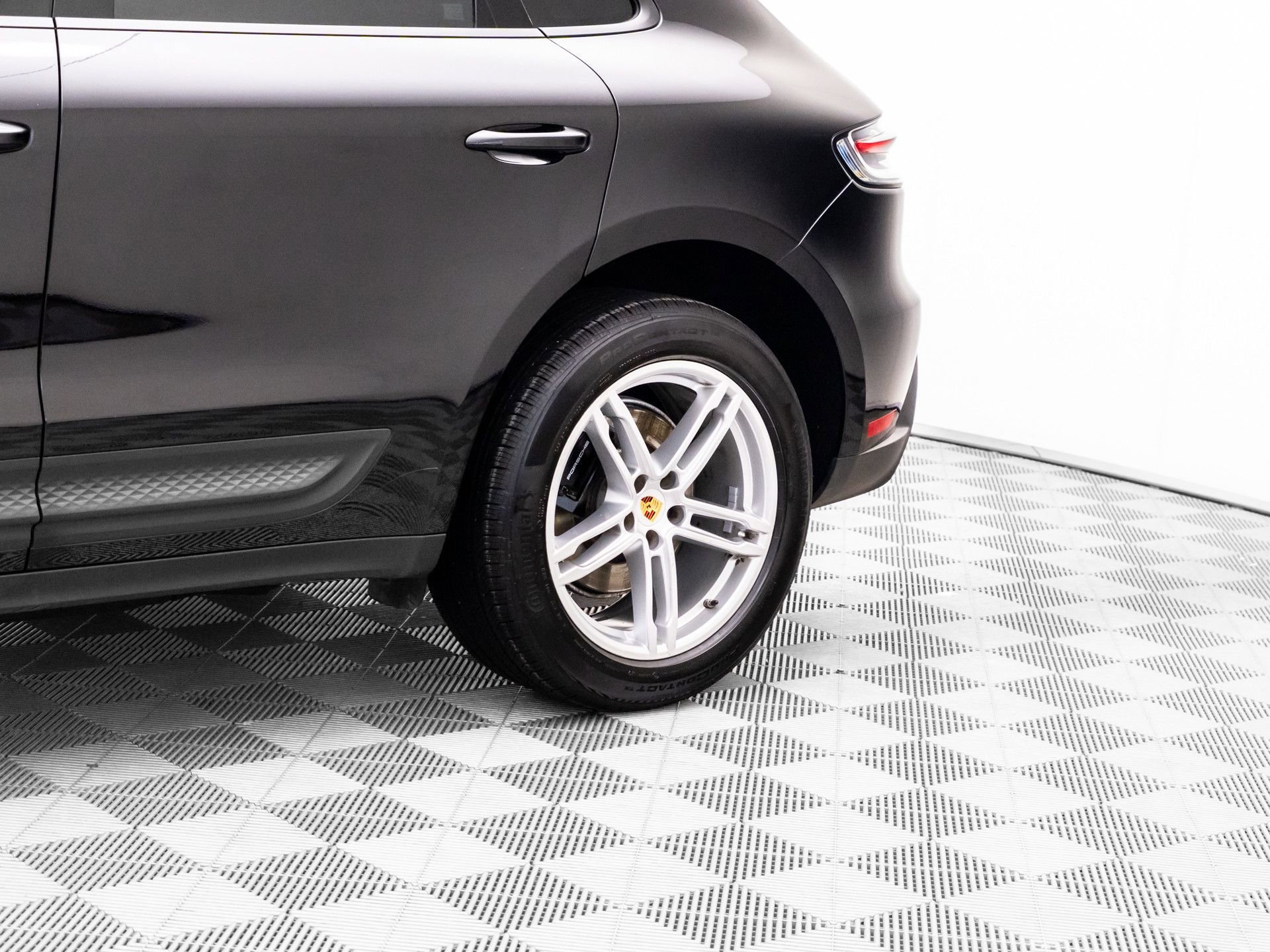 Certified 2023 Porsche Macan AWD/4WD image 33