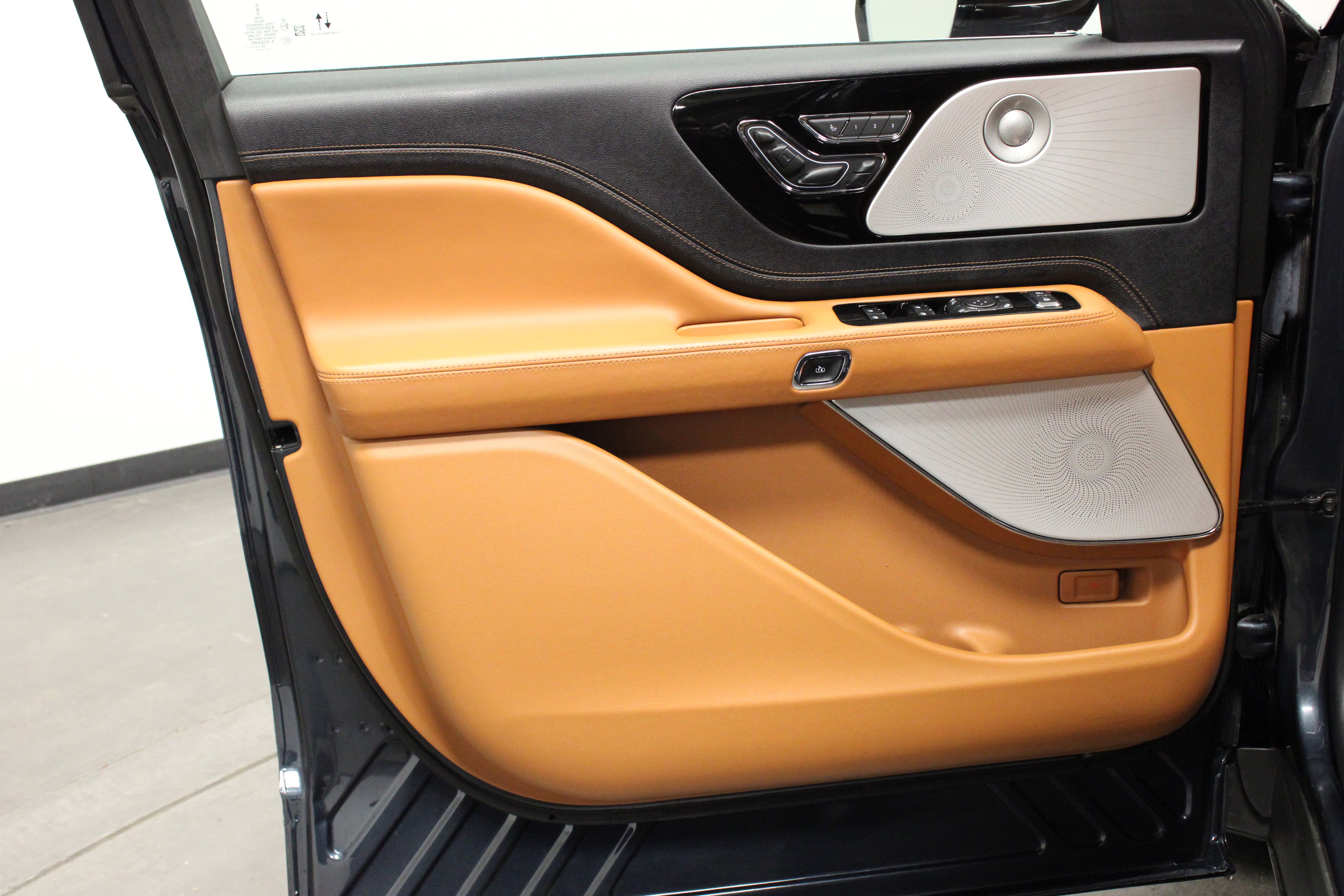 Used 2023 Lincoln Aviator Black Label w/ Class IV Trailer Tow Package image 19