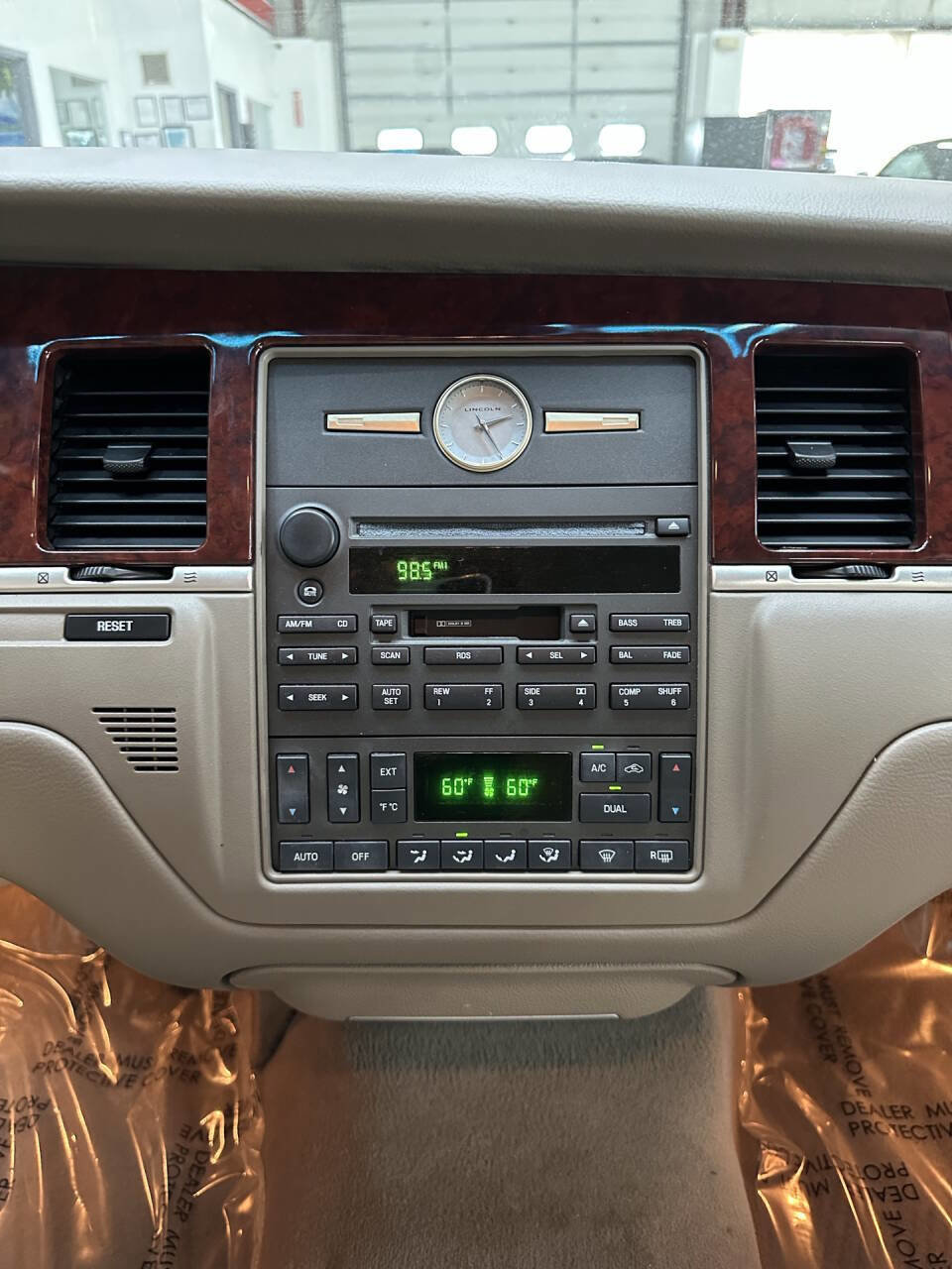 Used 2004 Lincoln Town Car Executive image 27