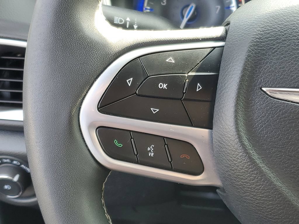 Used 2025 Chrysler Pacifica Select FWD image 16