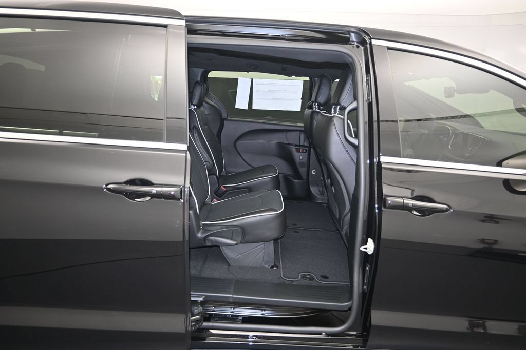 New 2027 Chrysler Pacifica Limited w/ Family Tech Group FWD image 28