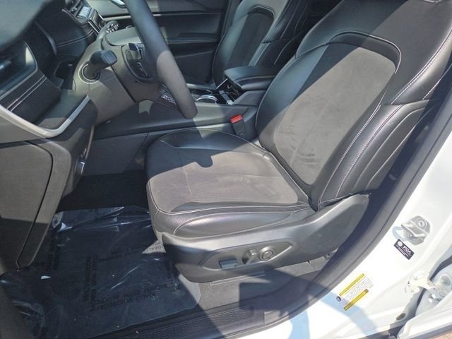 Used 2023 Jeep Grand Cherokee L Laredo AWD/4WD image 5