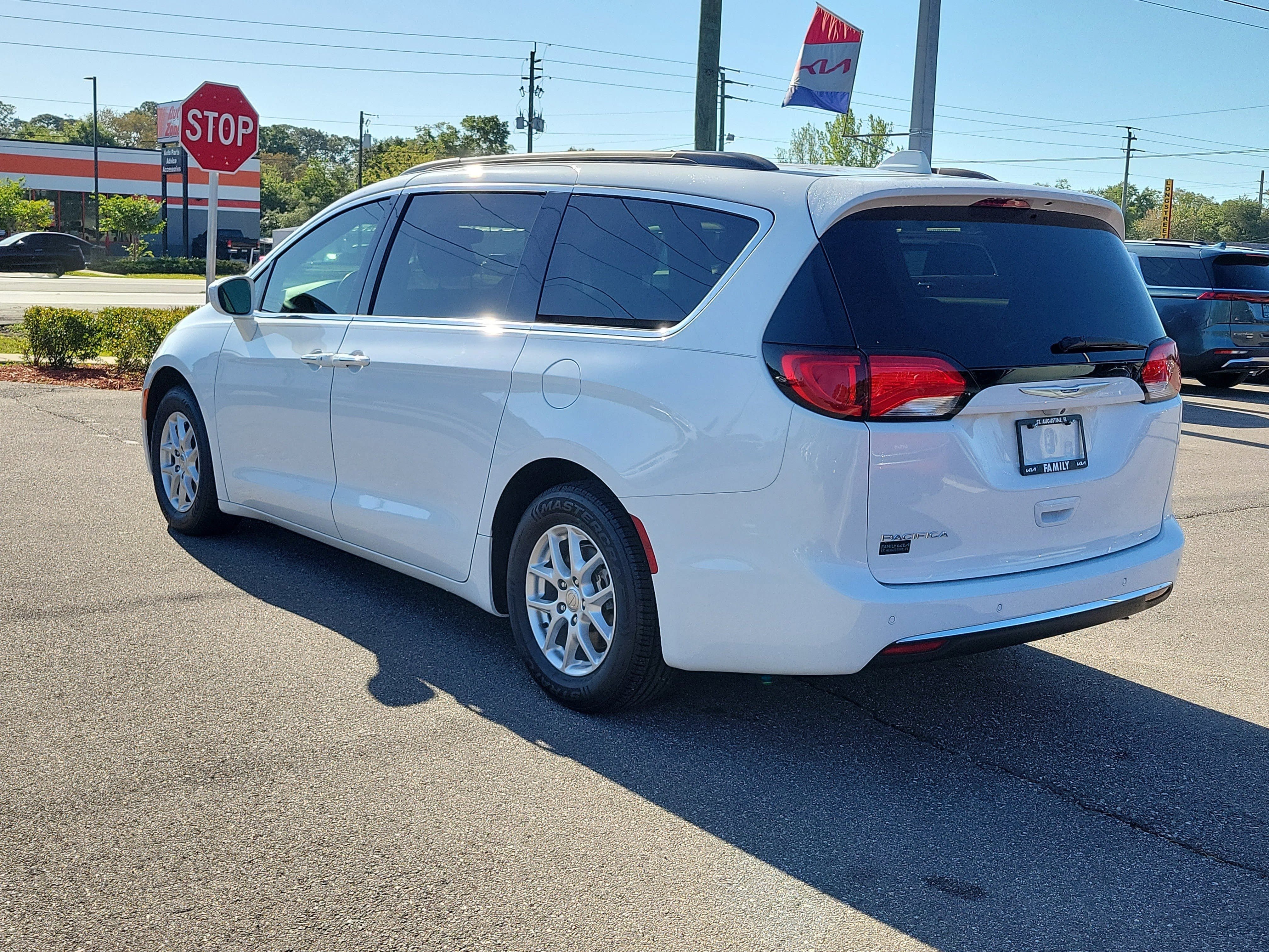 Used 2020 Chrysler Pacifica Touring w/ Cold Weather Group FWD image 4
