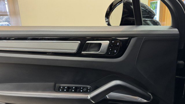 Used 2021 Porsche Cayenne Turbo image 27