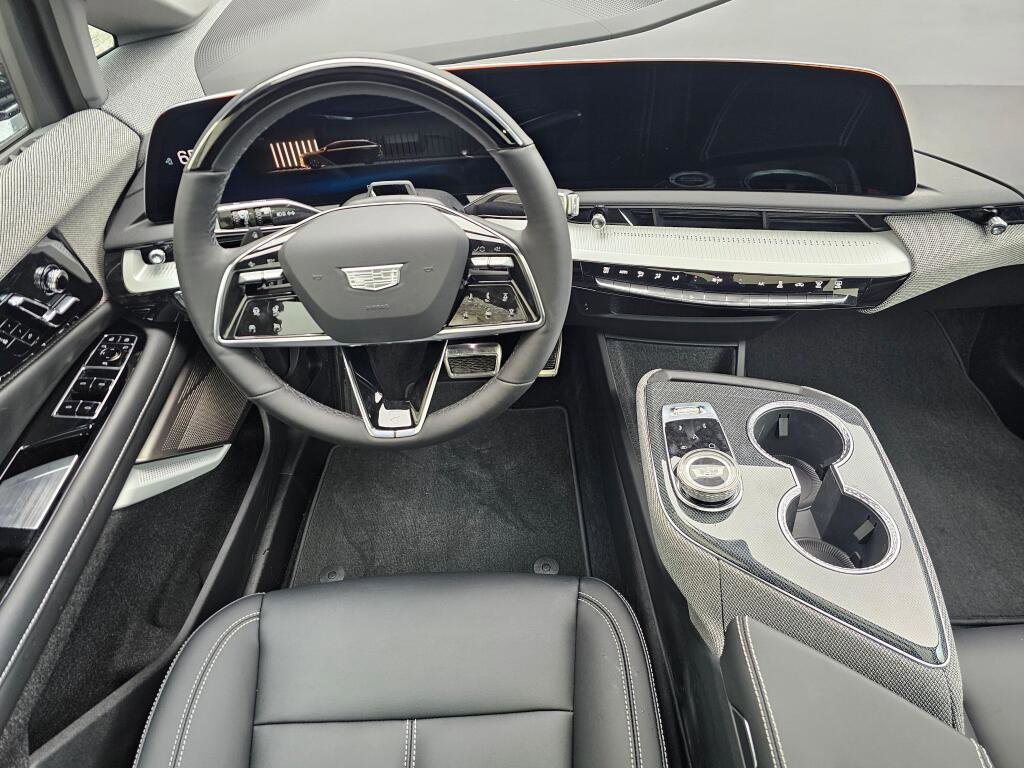 New 2026 Cadillac Optiq Luxury 1 image 25