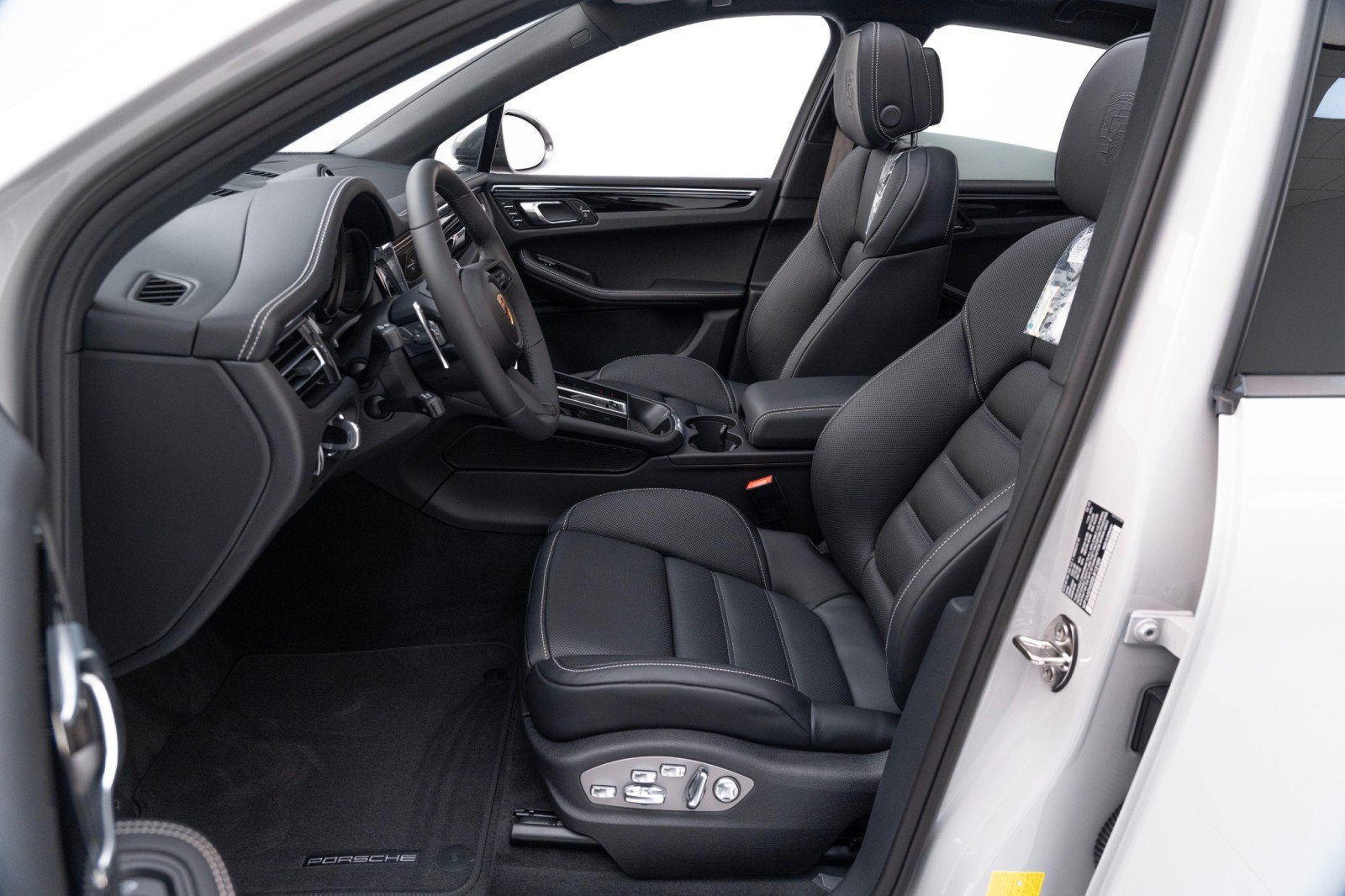 New 2025 Porsche Macan Turbo image 18