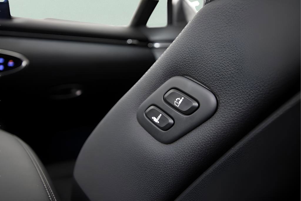 Used 2025 Genesis GV70 2.5T w/ Select Package AWD/4WD image 17