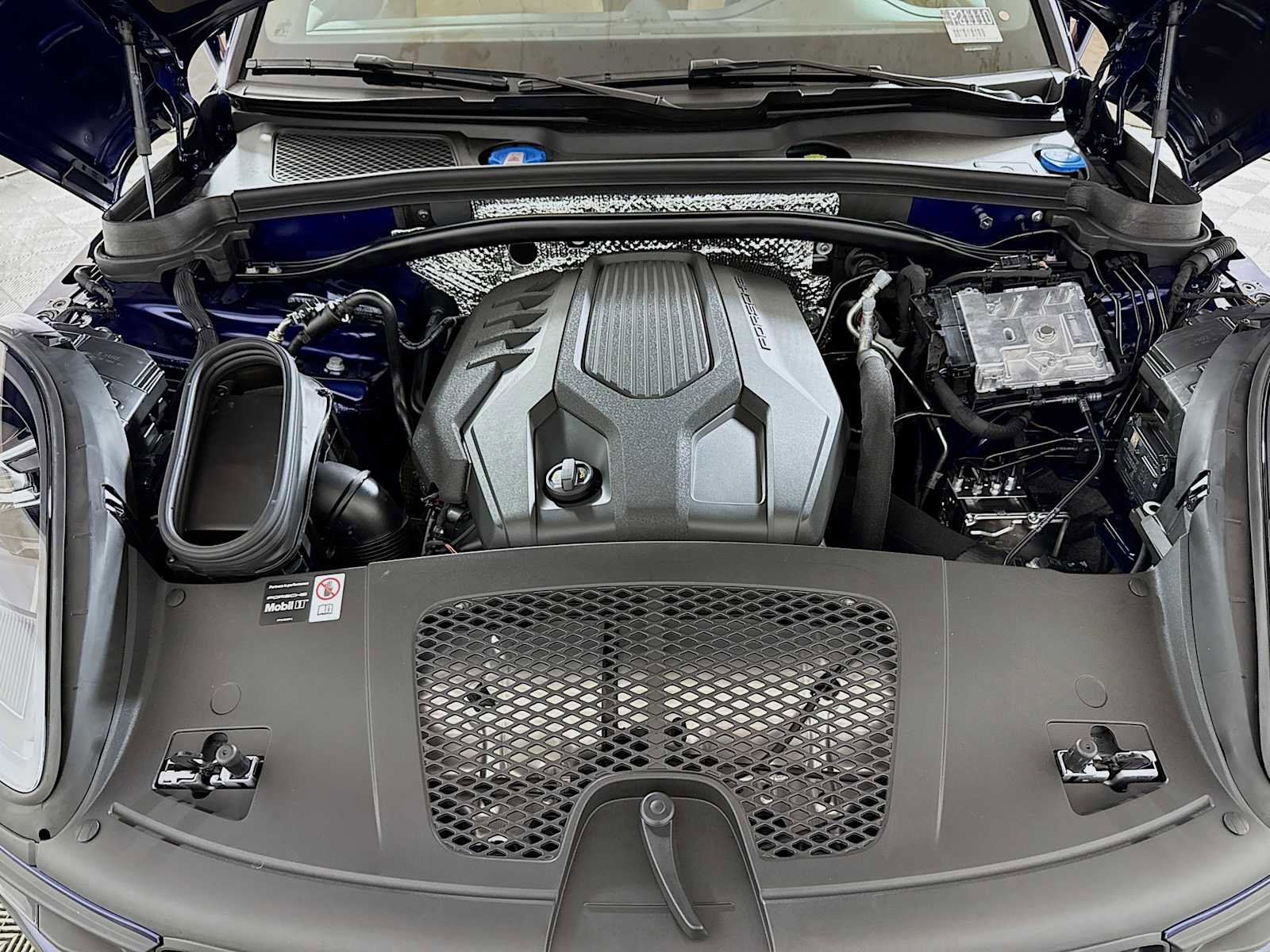 New 2025 Porsche Macan AWD/4WD image 37