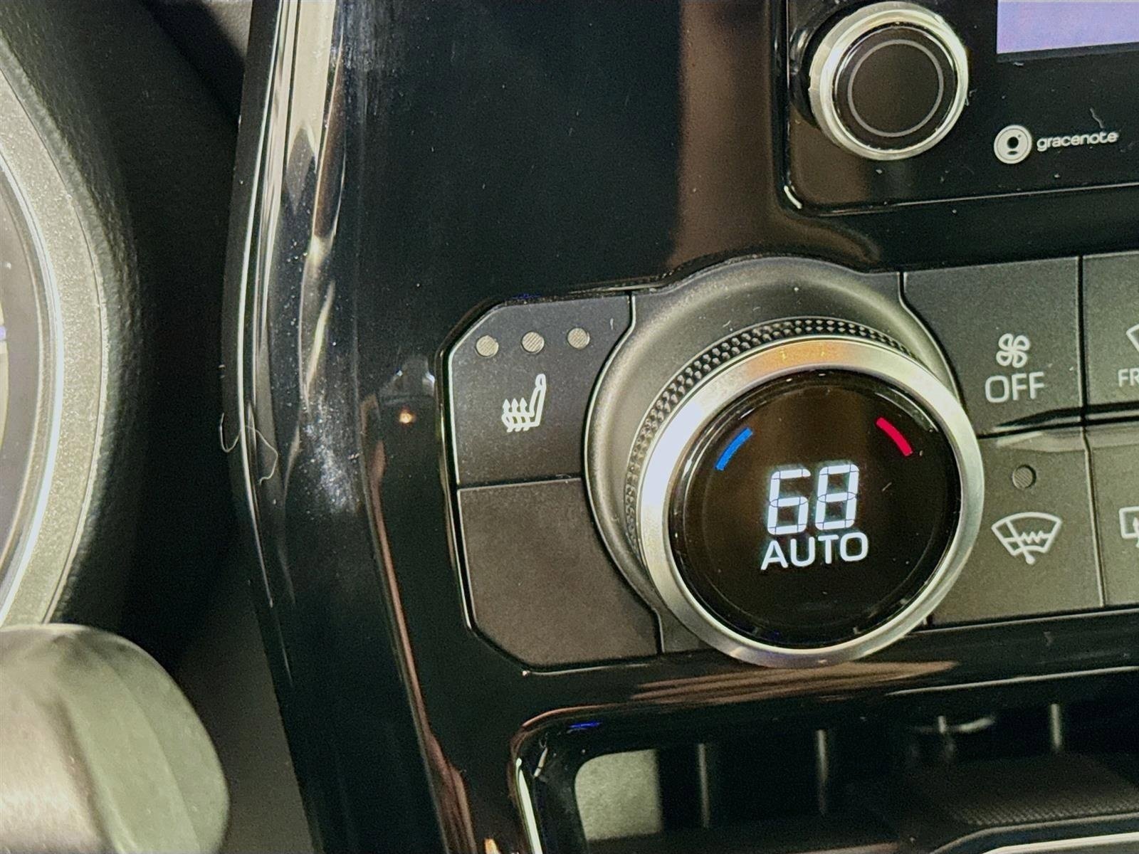 Used 2020 Toyota Highlander XLE image 21