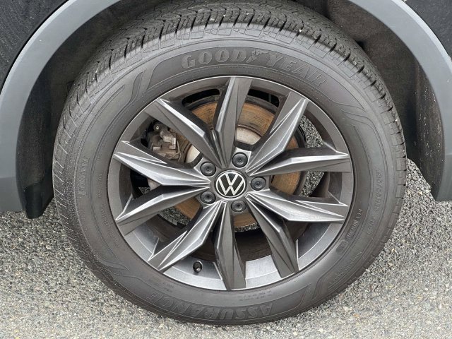 Used 2024 Volkswagen Tiguan SE AWD/4WD image 8