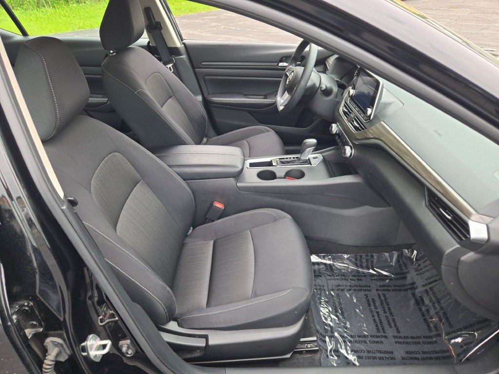 Used 2025 Nissan Altima 2.5 SV FWD image 7