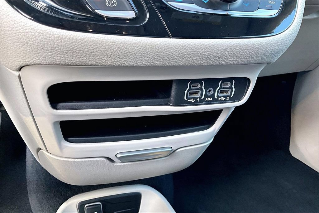 Used 2024 Chrysler Pacifica Limited FWD image 27