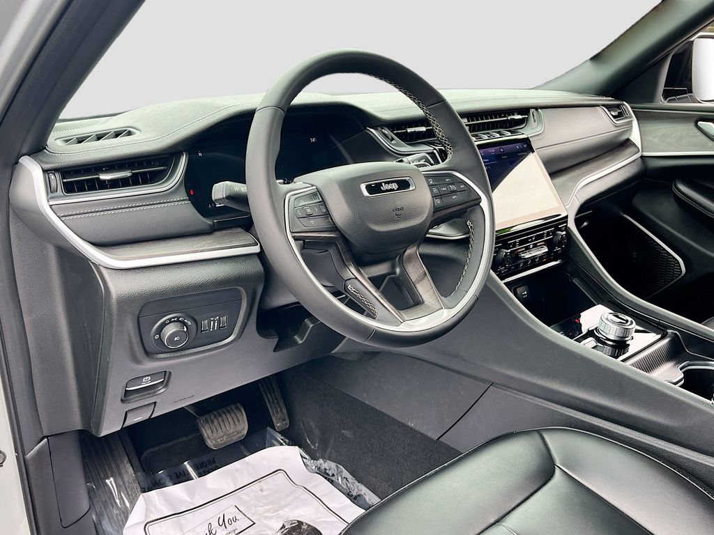 Certified 2025 Jeep Grand Cherokee L Limited w/ Black Appearance Package image 9