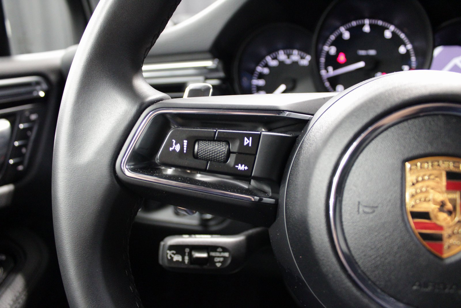 Used 2025 Porsche Macan image 27