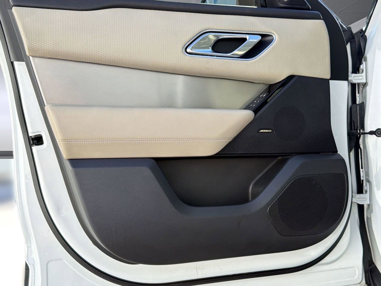 Used 2018 Land Rover Range Rover Velar S image 32