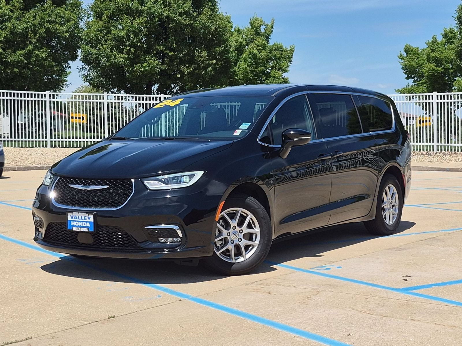Used 2025 Chrysler Pacifica Select FWD image 2