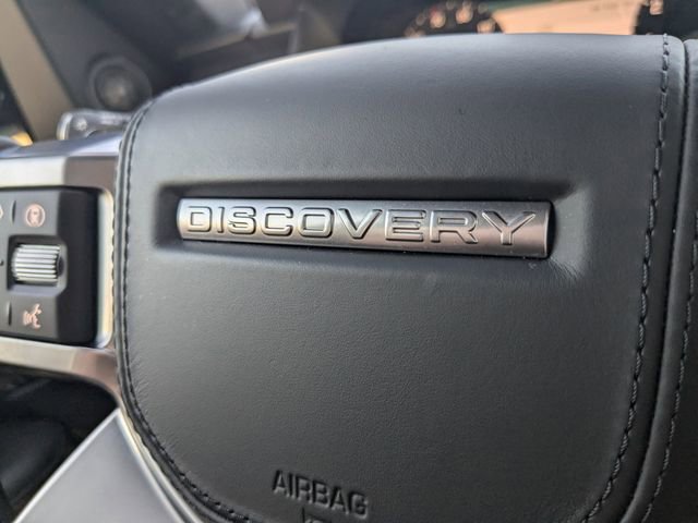 Used 2025 Land Rover Discovery Metropolitan Edition image 30