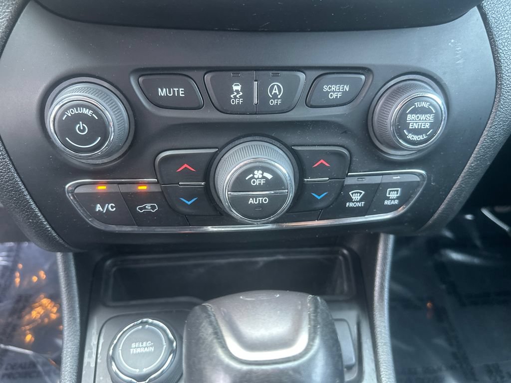 Used 2023 Jeep Cherokee Altitude Lux AWD/4WD image 12