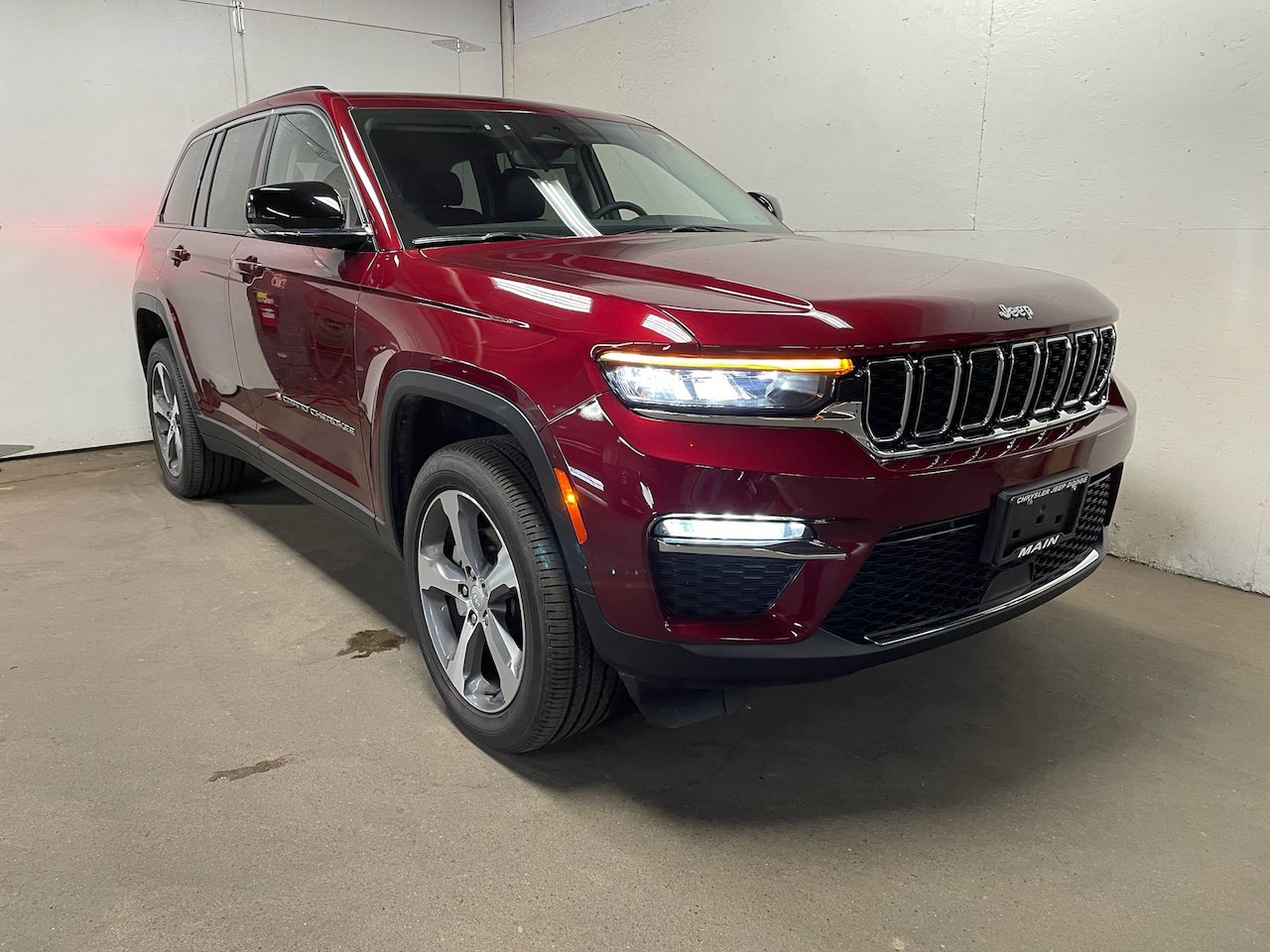 Used 2023 Jeep Grand Cherokee Limited AWD/4WD image 1