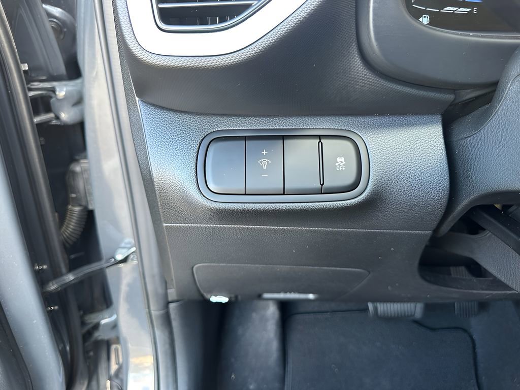 Used 2025 Hyundai Venue Limited image 17