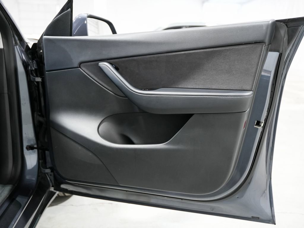 Used 2020 Tesla Model Y Long Range image 34