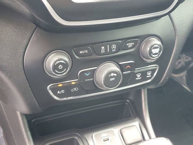 Used 2019 Jeep Cherokee Latitude Plus image 24