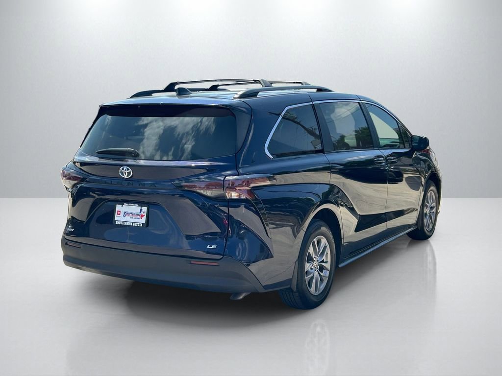 Used 2025 Toyota Sienna LE image 5