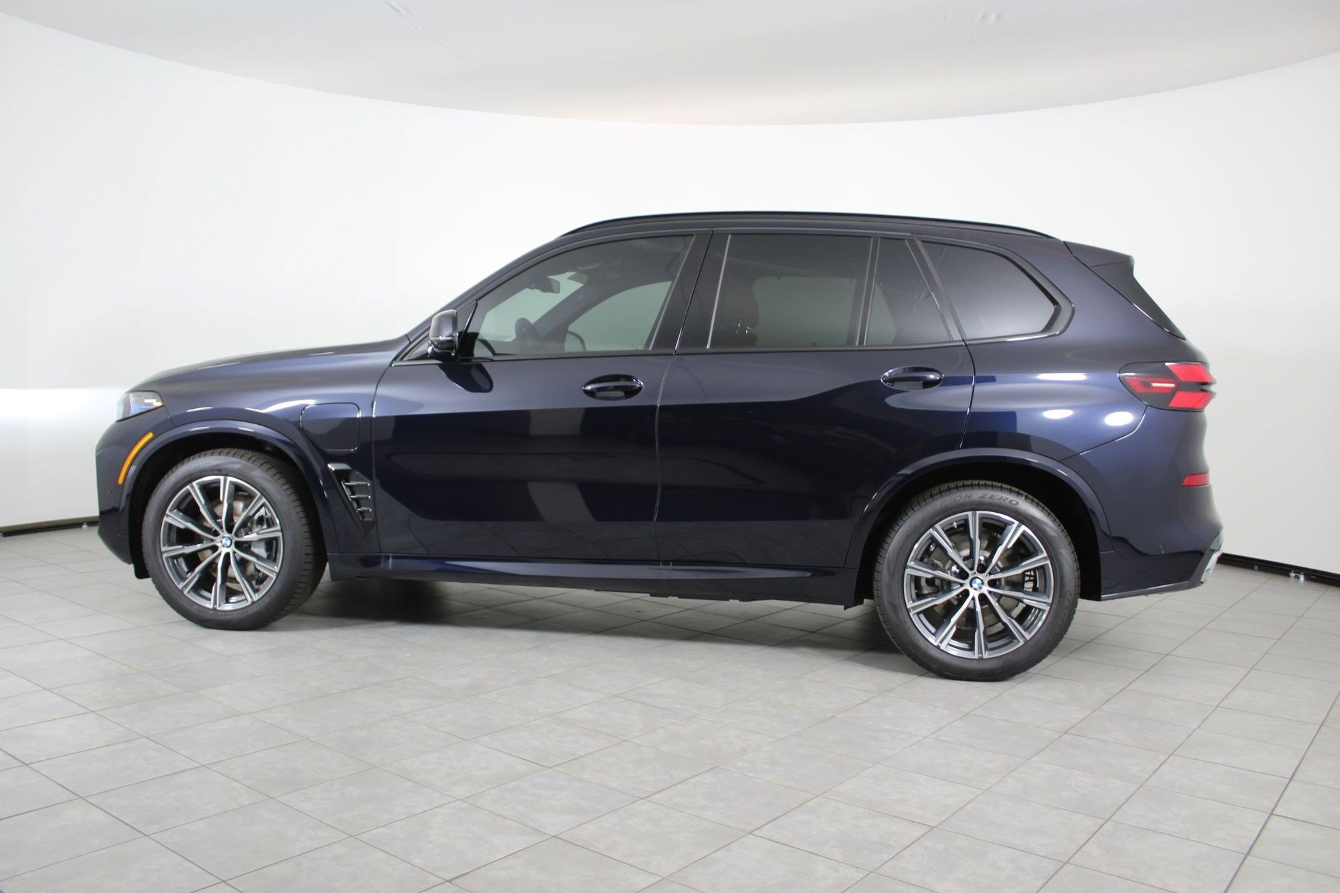 New 2026 BMW X5 xDrive50e w/ Executive Package AWD/4WD image 2