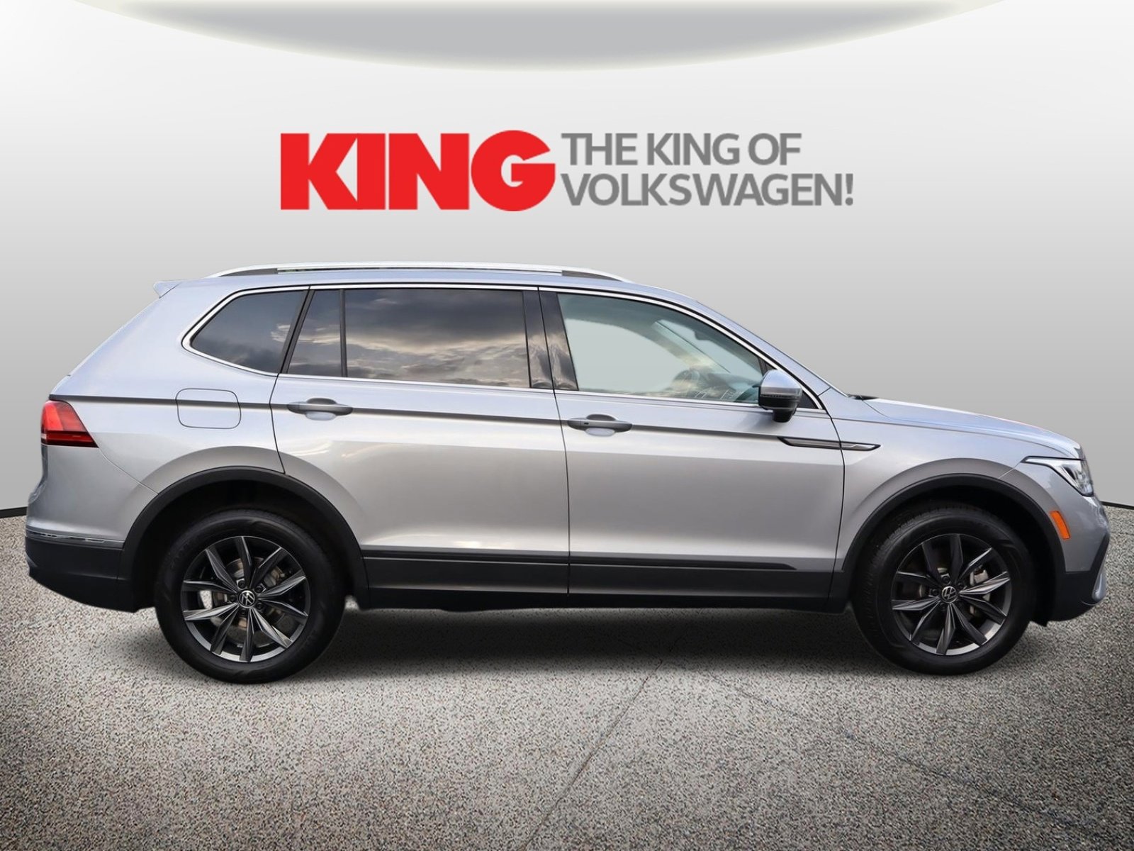 Certified 2024 Volkswagen Tiguan SE FWD image 2