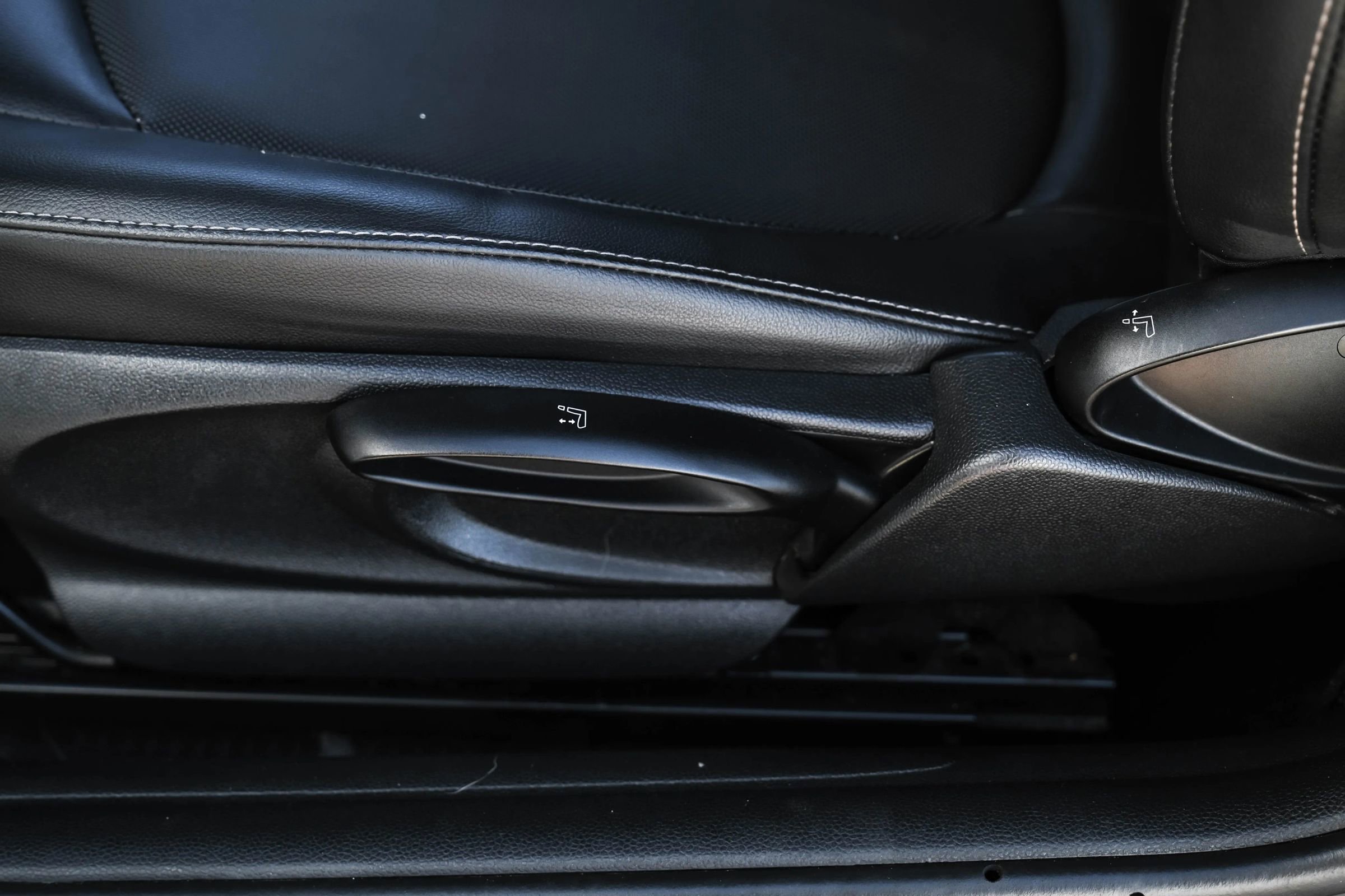 Used 2014 MINI Cooper 2-Door Hardtop image 28