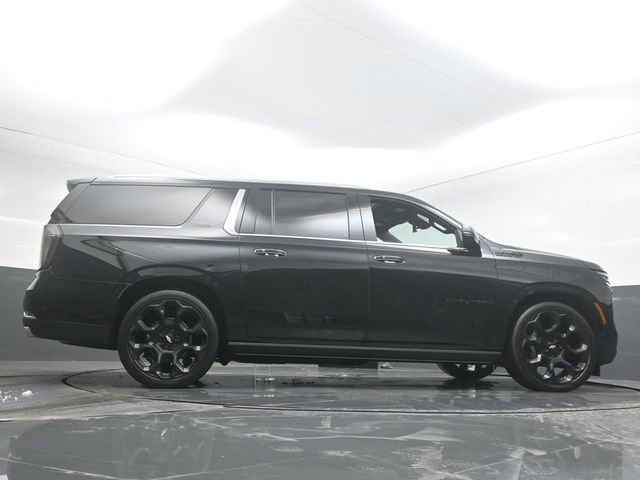 New 2025 Chevrolet Suburban High Country image 32