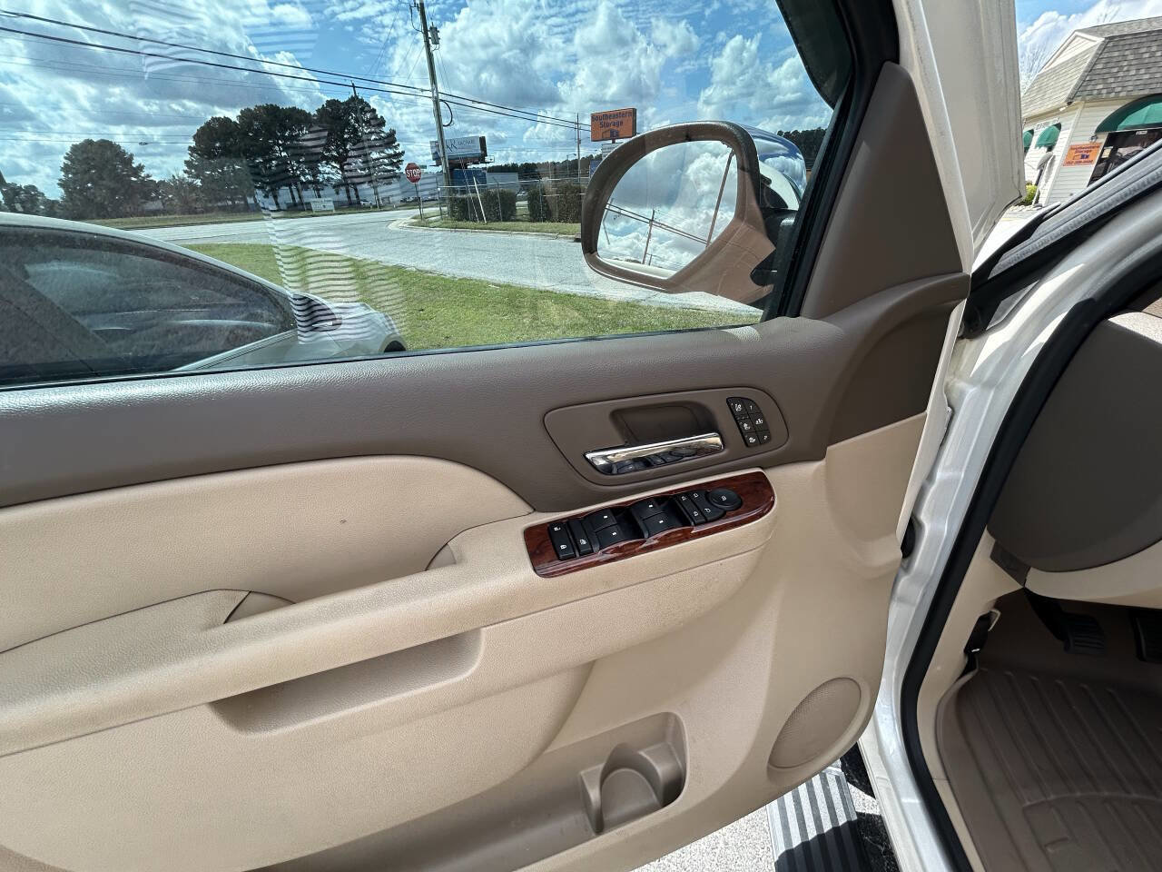 Used 2014 Chevrolet Suburban LTZ image 9